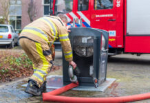 Brandweer blust containerbrand aan Schepenenlaan