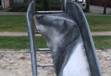 Glijbaan compleet verwrongen na jaarwisseling