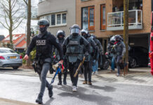 Arrestatieteam haalt verwarde man uit woning Wolthuismarke