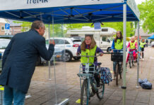 Honderden schoolkinderen doen verkeersexamen Schoolkinderen doen verkeersexamen in Zwolle Zuid