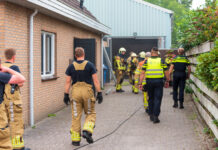 Dak van loods vliegt in brand in Zwolle Zuid