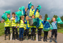 Jonge voetballertjes van ZAC ruimen rotzooi op bij de IJssel