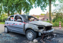 Auto brandt compleet uit op Rietbergmate