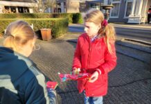Leerlingen bezorgen kerstkaarten bij ouderen