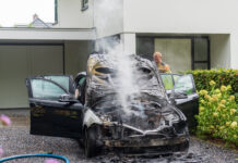 Auto gaat in vlammen op in Spoolde