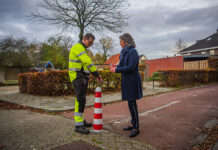 Wethouder haalt gevaarlijk paaltje weg om eenzijdige fietsongevallen te voorkomen