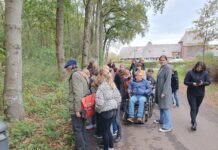 Basisschool en zorgcentrum samen op paddenstoelentocht