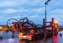 ‘Twintig meter hoge man’ bij station verhuist via omweg naar Zwolle Zuid