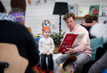 Wietze de Jager (Radio 538) leest voor aan de peuters op OKC De Marshof