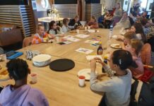 Leerlingen en ouderen vieren samen Nationale Pannenkoekdag