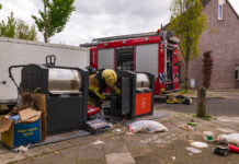 Brandweer worstelt zich door gedumpt afval om brand te blussen