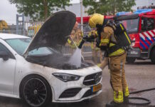 Auto vliegt in brand bij autoberger op Marslanden