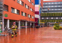 Dak kantoorpand ProRail aan Hanzelaan waait los