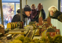 Modelspoortreinen rijden weer door leegstaand winkelpand