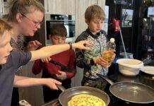 Leerlingen basisschool bakken pannenkoeken voor ouderen