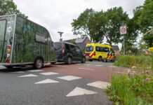 Auto met caravan botst op scooter