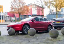 Achterwaarts inparkeren op Hanzelaan gaat fout, Tesla muurvast op betonnen bol