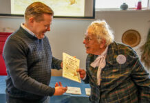 Oudste bewoonster Schelle-Oldeneel neemt receptenboek buurtbewoners in ontvangst
