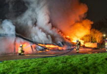 Vier auto’s en carport gaan volledig in vlammen op