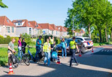 Fietser geschept door auto op  Eekhoornveld