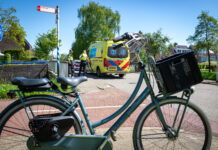 Fietser lichtgewond na aanrijding met dochter