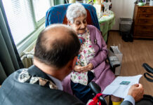 Joosje Beer viert 100e verjaardag in Zwolle Zuid