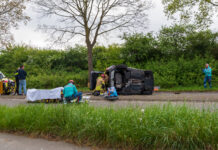 Auto slaat over de kop na botsing tegen boom