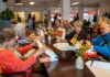 Wethouder deelt 130 WK-juichpakketten uit in Zwolle-Zuid